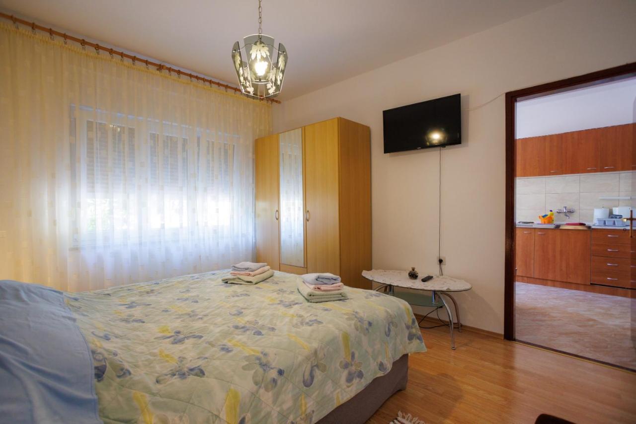 Apartment Studio Close To Sea Krk Town Exterior photo